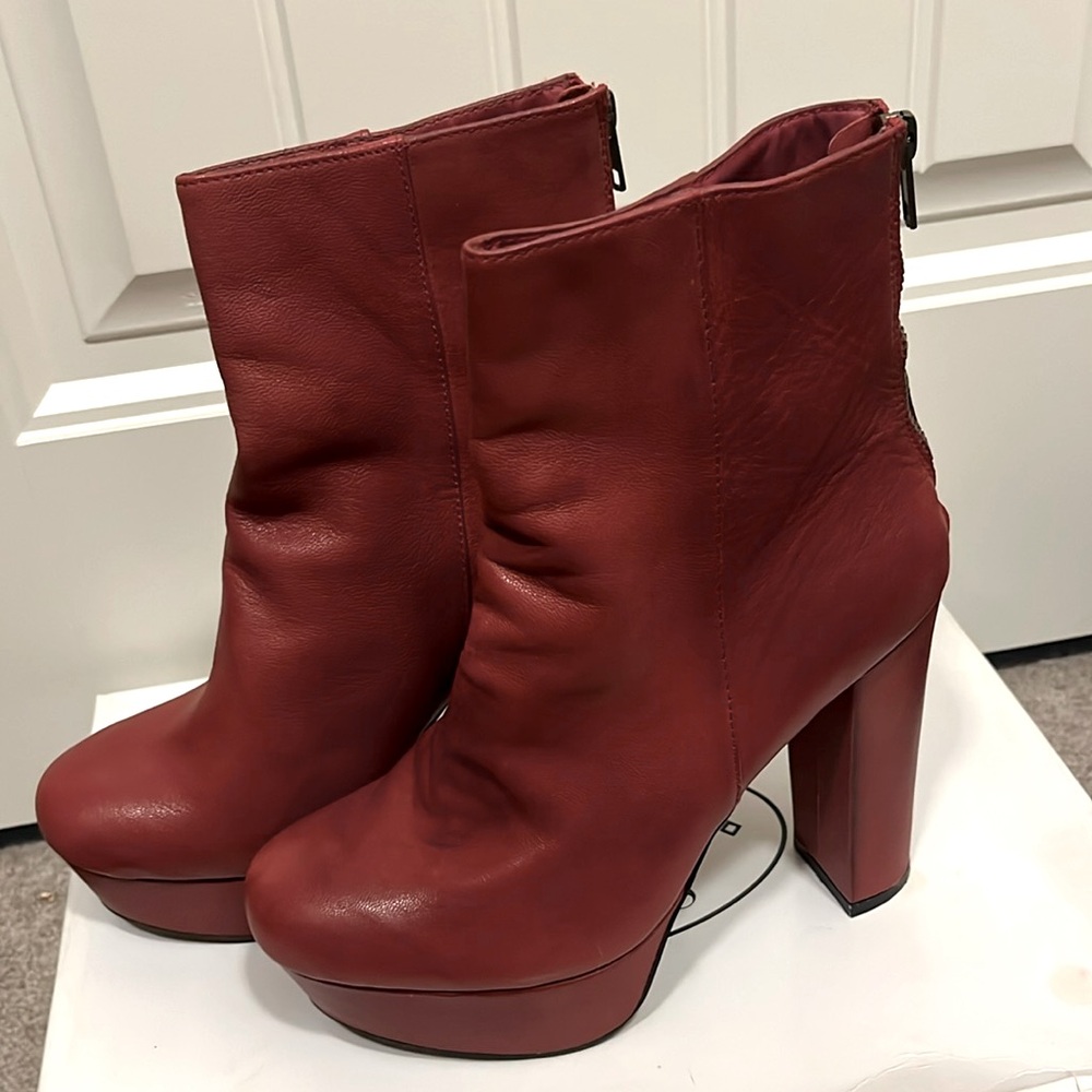Steve Madden Desirred Red Leather Platform boots